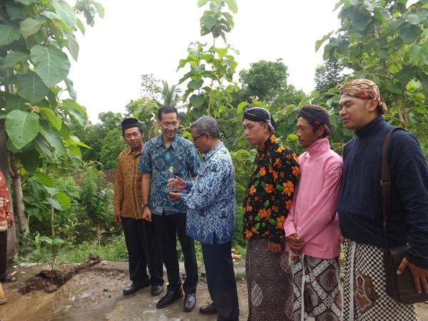 Camat Patuk  terima Miniatur tugu golong gilik dari KPH Wironegoro