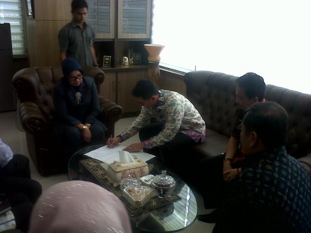 Gubernur Zumi Zola Menyerahkan Laporan Keuangan Ke BPK Perwakilan Jambi