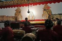 Ki Dalang Wayang Kulit Ini Menghibur…